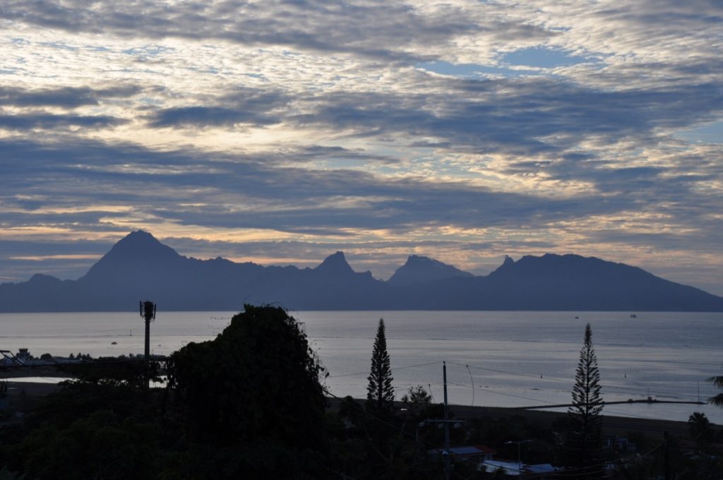 zapad slunce na Tahiti s vyhledem na Moorea